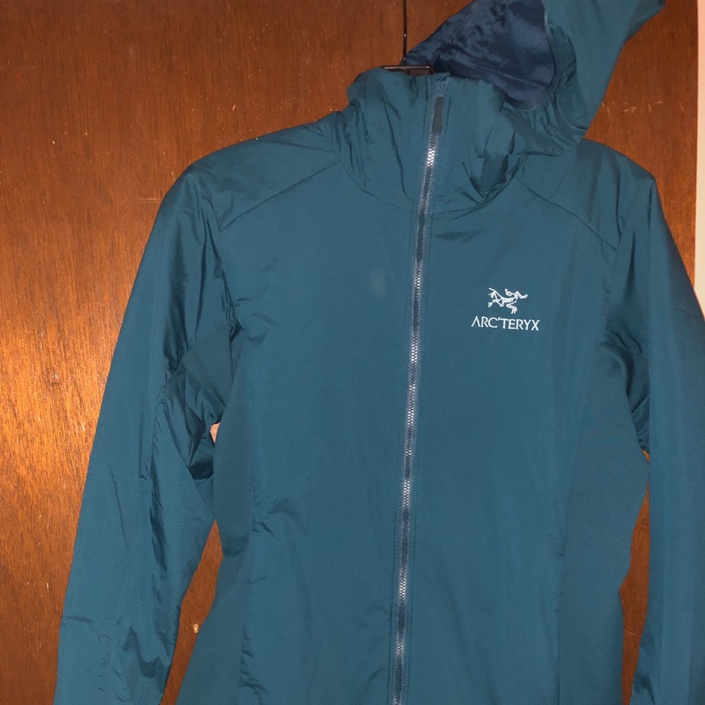 Woman arc’teryx atom lt hooded jacket